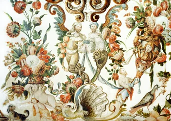 Dekor belebt durch Blumen, Figuren und einen Vogel